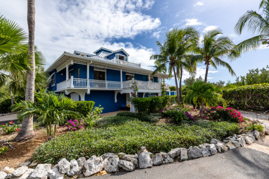 Etoile de Mer exterior and landscaping