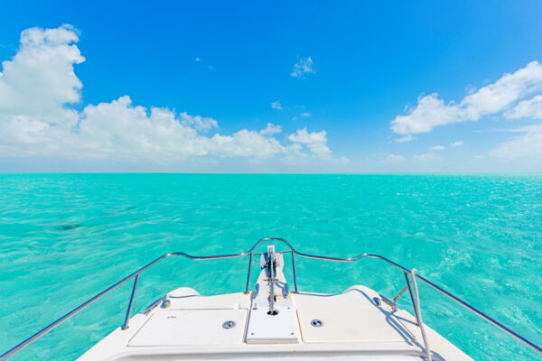 Cruising in the turquoise and shallow waters of the Caicos Banks 