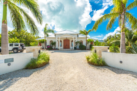 Entry and driveway to a villa