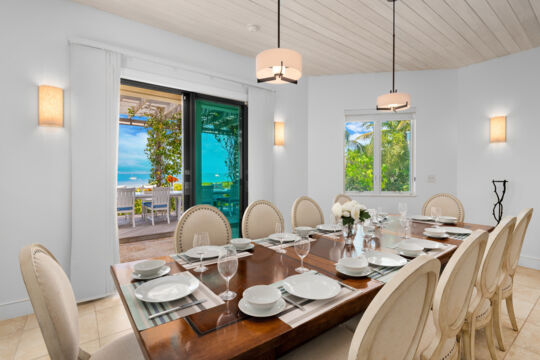 Dining table in villa Lilikoi