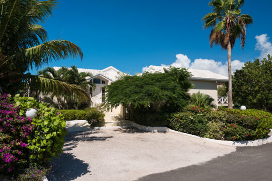 Driveway and parking at Villa Oceana